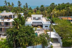 una vista aérea de una casa blanca con palmeras en Villa Sea la Vie, en Rawai Beach
