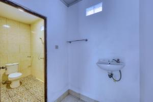 y baño con lavabo y aseo. en Yuda Homestay en Nusa Penida