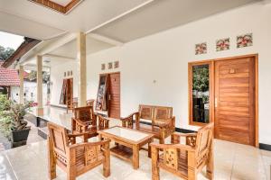 comedor con mesa de madera y sillas en Yuda Homestay en Nusa Penida