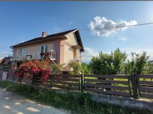 a house with a fence in front of it at Seosko domacinstvo Nedic in Valjevo