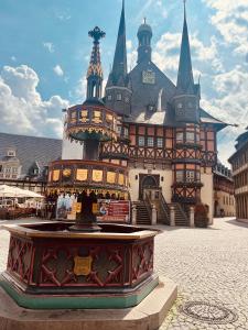 a large building with a fountain in front of it at HarzFokus - Happynest - #Netflix#Wlan#Zentrum in Wernigerode