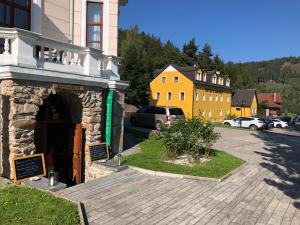 ein Gebäude mit einem steinernen Torbogen neben einer Straße in der Unterkunft Hotel U Zámečku Cihelny in Karlsbad + 37 Fotos