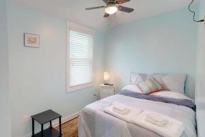 - une chambre avec un lit et 2 serviettes dans l'établissement Loggerhead Surf, à Kure Beach