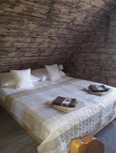 a bedroom with a bed with two towels on it at Rajskie wzgórze w Karkonoszach in Łomnica