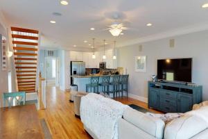 uma sala de estar com um sofá e uma cozinha em Carolina Beachside em Carolina Beach