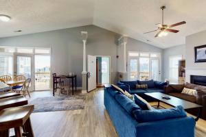 ein Wohnzimmer mit einem blauen Sofa und einem Tisch in der Unterkunft Blue Heron Nest in Carolina Beach