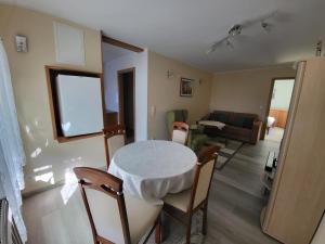 Zimmer mit einem Tisch und Stühlen sowie einem Wohnzimmer in der Unterkunft Ferienwohnung Bauerngarten in Klein Vielen