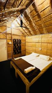 uma cama grande num quarto com tecto em madeira em HAPPY PLACE HAMPI em Hampi