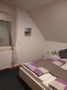 - une chambre avec 2 lits et une fenêtre dans l'établissement Gästezimmer Bernkastel - Gästehaus Barbara, à Bernkastel-Kues