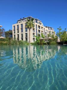 un edificio en medio de un cuerpo de agua en Azur Alegria Studio - free parking & pool en Saints Constantine and Helena