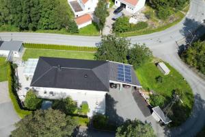 an overhead view of a house with a solar roof at Leilighet 1 og 2 - Mandal, Norges sørligste kommune 