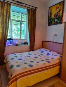 1 dormitorio con cama y ventana en Cosy Cottage with fireplace and garden - Close to City centre and Skii Resort, en Melikgazi