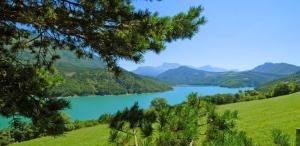 vistas a un lago con montañas en el fondo en Chambre LA LONGERE, en Treffort