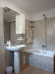 a bathroom with a sink and a bath tub at Casa Mastro Pietro in Fontecchio