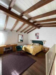 um quarto com uma cama e uma secretária num quarto em Agriturismo Bed and Breakfast Tanca Taroni em Telti