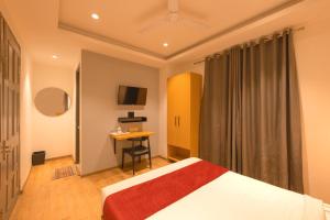 Cama ou camas em um quarto em Hotel GT at Delhi Airport