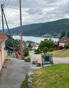 un banc sur une colline avec vue sur un lac dans l'établissement Chalet duplex avec terrasse entièrement équipé60m2, à Gérardmer