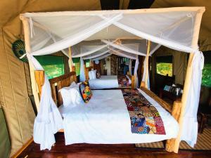 um quarto com 2 camas numa tenda em Wag Hill Lodge & Spa em Mwanza