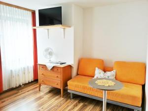 TV a/nebo společenská místnost v ubytování Gästehaus zur weißen Rose