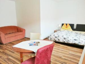 Postel nebo postele na pokoji v ubytování Gästehaus zur weißen Rose