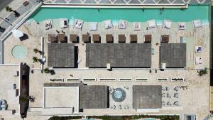 una vista aérea de un edificio con piscina en Cádiz Bahía by QHotels en Cádiz
