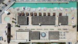 Bazén v ubytovaní Cádiz Bahía by QHotels alebo v jeho blízkosti