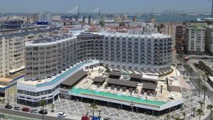 加的斯的住宿－Cádiz Bahía by QHotels，城市中一座大建筑的空中景观