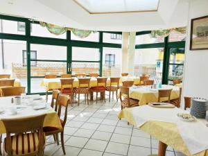 Restoranas ar kita vieta pavalgyti apgyvendinimo įstaigoje Gästehaus zur weißen Rose