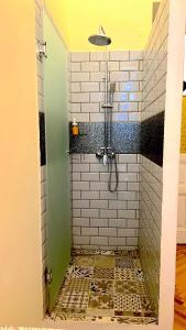 bagno con doccia e pavimento piastrellato di Best of Guest house by Small Home Budapest a Budapest