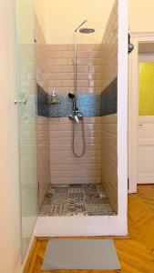 una doccia con porta in vetro in bagno di Best of Guest house by Small Home Budapest a Budapest