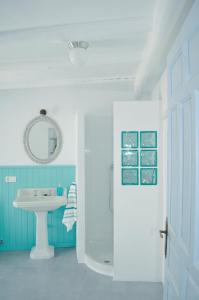 ein Bad mit einem Waschbecken und einem Spiegel in der Unterkunft Casa Mosaico Granada en el V de Lecrin in Nigüelas