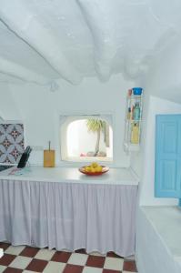 einen weißen Tisch mit einem Obstteller darauf. in der Unterkunft Casa Mosaico Granada en el V de Lecrin in Nigüelas