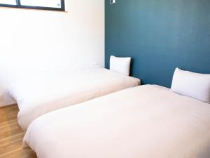 Bizen備前ホテル陶　BIZEN HOTEL SUE的房间里有两张并排的床