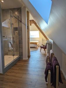 1 dormitorio y baño en el ático con ducha. en La Maison d'Enfance en Heimsbrunn