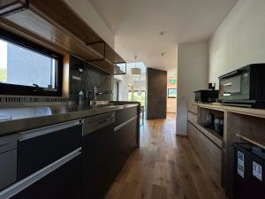 備前ホテル陶　BIZEN HOTEL SUE的厨房或小厨房