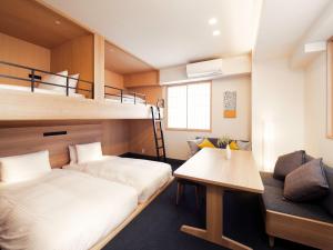 - une chambre avec 2 lits superposés et un canapé dans l'établissement MIMARU TOKYO HATCHOBORI, à Tokyo