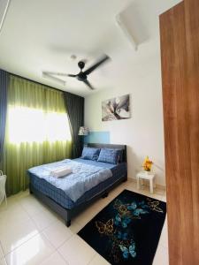 Schlafzimmer mit einem Bett und einem Deckenventilator in der Unterkunft E. R Homestay 3R2B nearby KLIA in Sepang