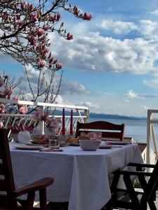 un tavolo con una tovaglia bianca e fiori di Marvin Marjan Hill apartment a Spalato (Split)