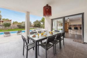 comedor con mesa y sillas en Villa Lali, en Alcudia