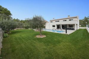 una casa con un patio con piscina en Villa Lali, en Alcudia