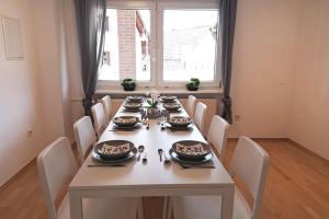 mesa de comedor con sillas y ventana grande en Beautiful Apartment in Brachttal en Hellstein