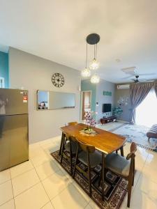 uma cozinha e sala de jantar com uma mesa e um relógio em ER Homestay 3bedroom with Balcony nearest KLIA em Sepang