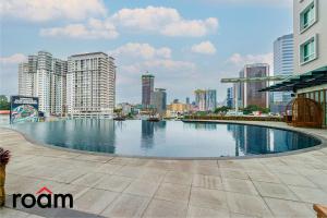 una piscina en medio de una ciudad en Dua Sentral Kuala Lumpur by Roam en Kuala Lumpur