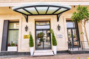 a store front with a large glass door at LE PALME HOTEL in Oran