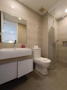Un baño con inodoro, lavabo y ducha. en RM201 Bukit Bintang 2 Bedroom Balcony CIty View, en Kuala Lumpur