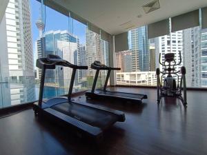 un gimnasio con 3 bicicletas estáticas y una gran ventana en RM201 Bukit Bintang 2 Bedroom Balcony CIty View, en Kuala Lumpur