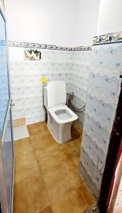 ein Bad mit einem weißen WC in einem Zimmer in der Unterkunft Nomadic Backpackers Hostel in Jaisalmer
