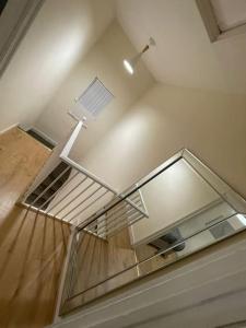 una stanza con una scala in vetro con una luce sopra di Big 2 Bedroom London House 2 bathrooms a Plumstead