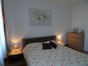 1 dormitorio con 1 cama con 2 mesitas de noche y 2 lámparas en Apartman Jelena, en Zagreb