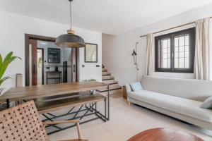 salon ze stołem i kanapą w obiekcie Aldea Blanca Santa Pola w mieście Santa Pola